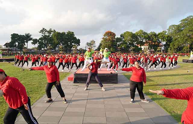 Gerakan melawan osteoporosis di Alun-alun Gianyar