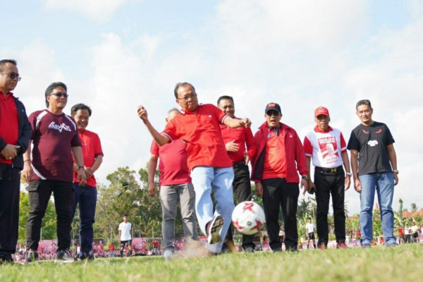 Pembukaan Liga Kampung ditandai penendangan bola perdana oleh Wayan Koster